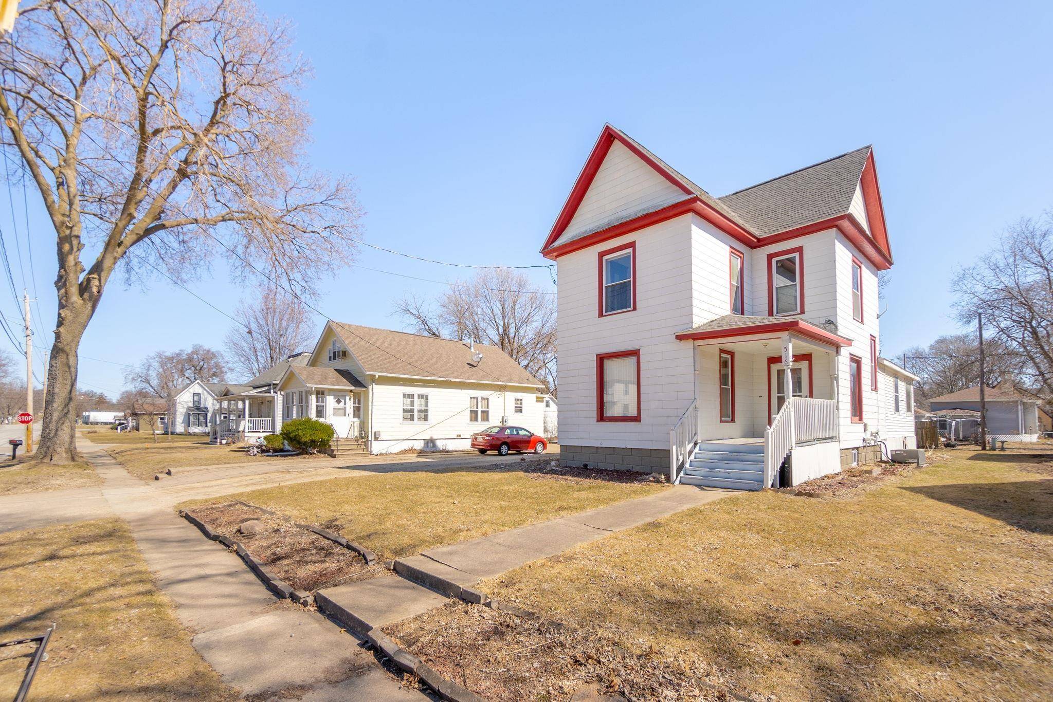 Waverly, IA 50677,516 NW 2nd ST