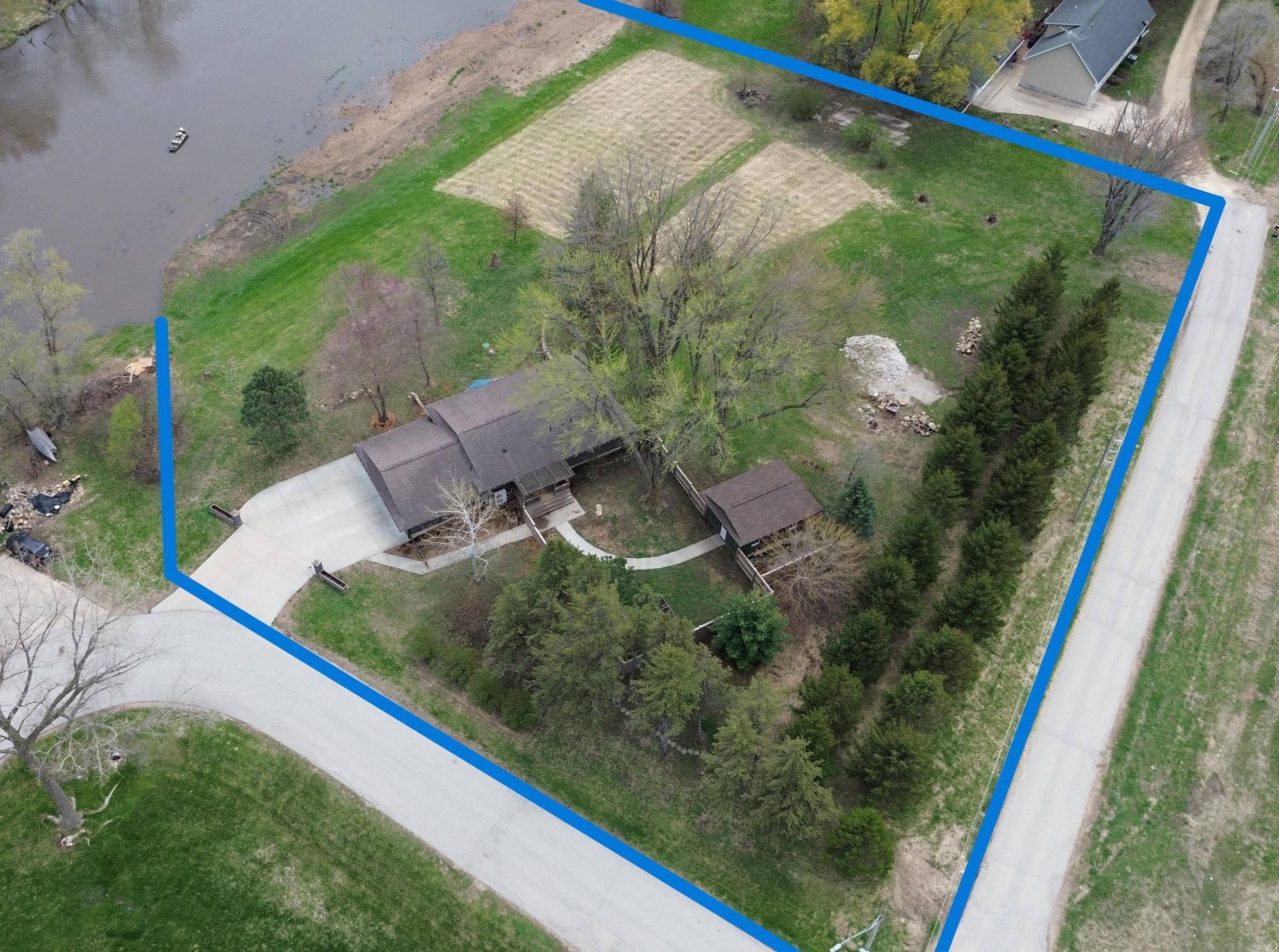 Waverly, IA 50677,100 Cedar DR