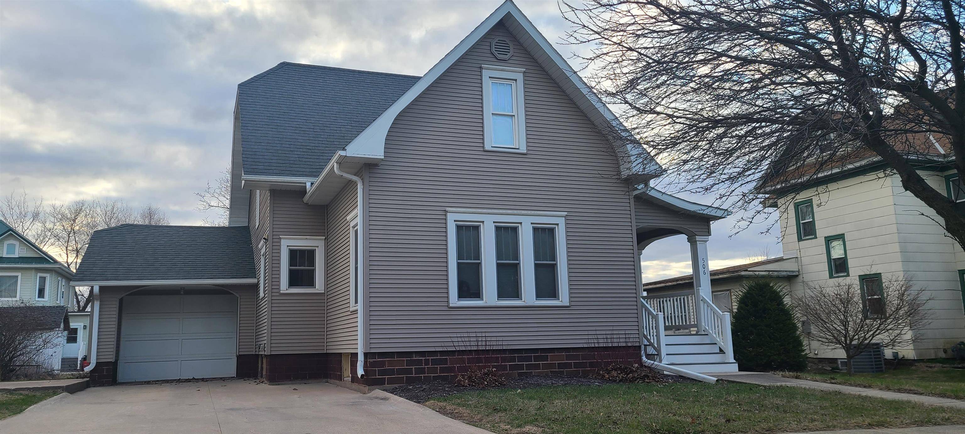 Monona, IA 52159,506 S Page ST