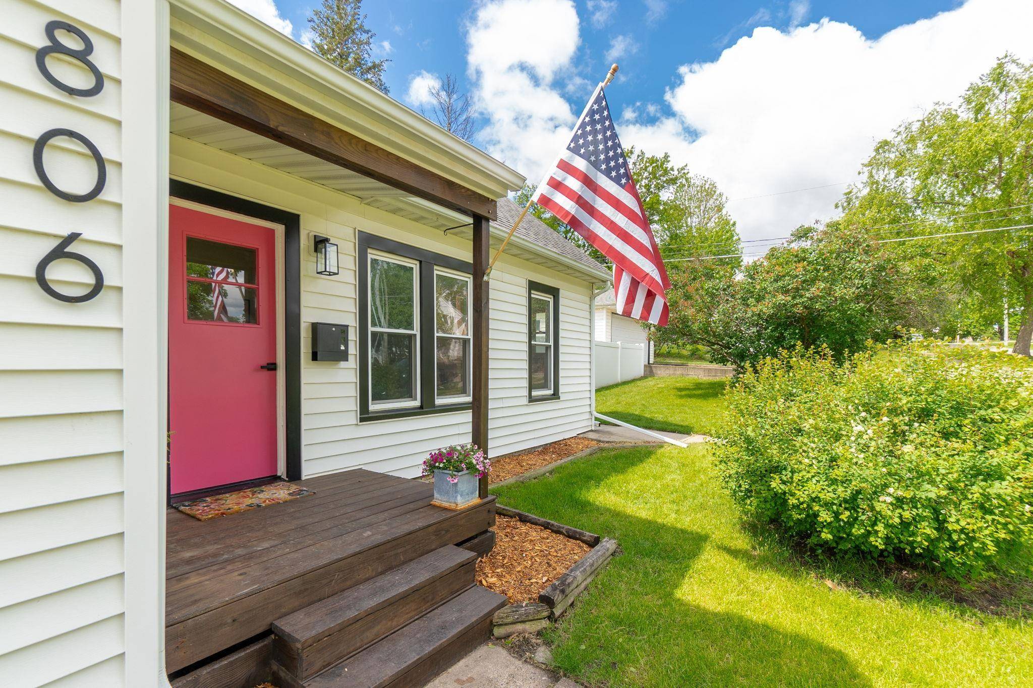 Cedar Falls, IA 50613,806 W 9th ST