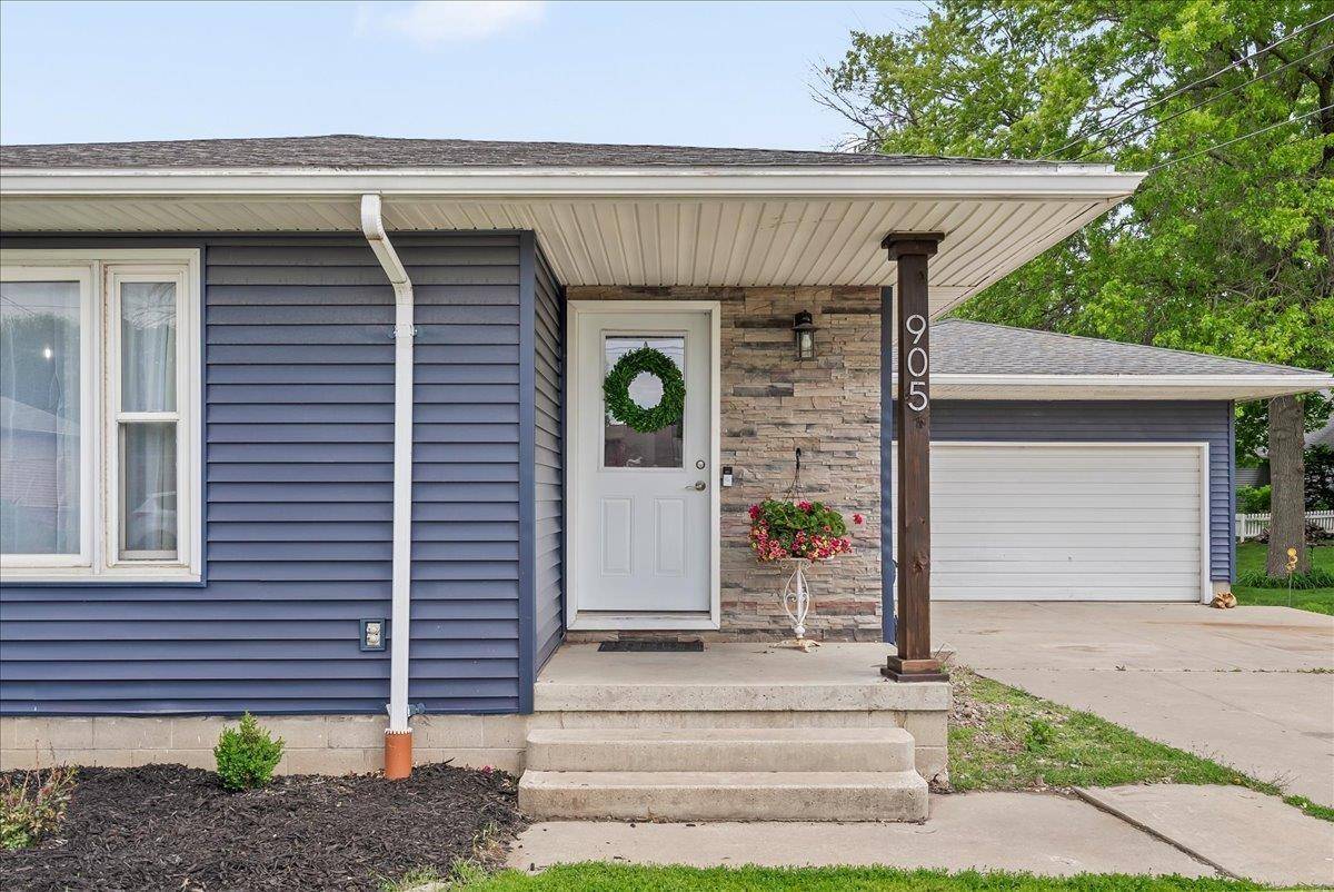 Grundy Center, IA 50638,905 F AVE