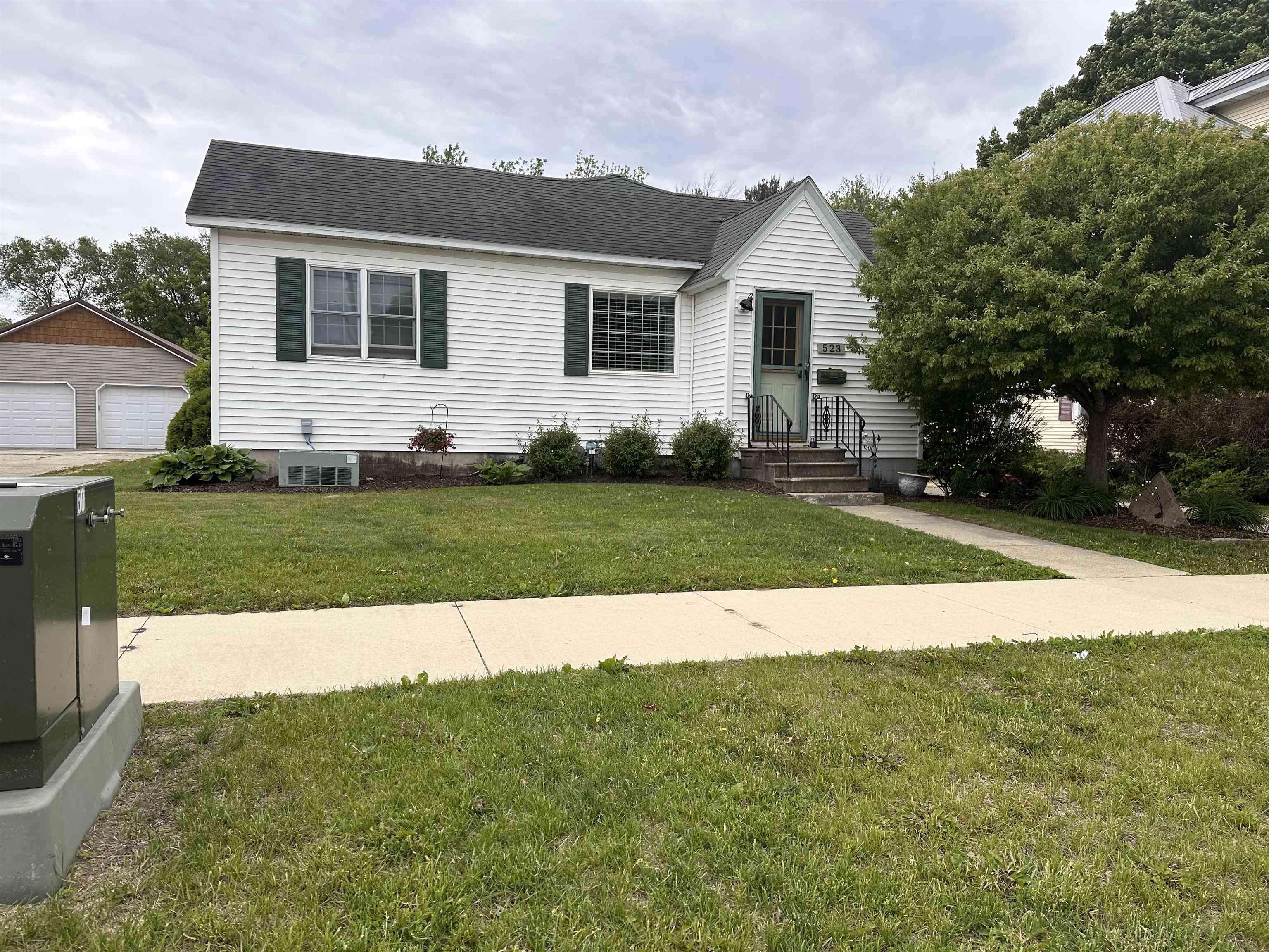Sumner, IA 50674,523 E 1 St.