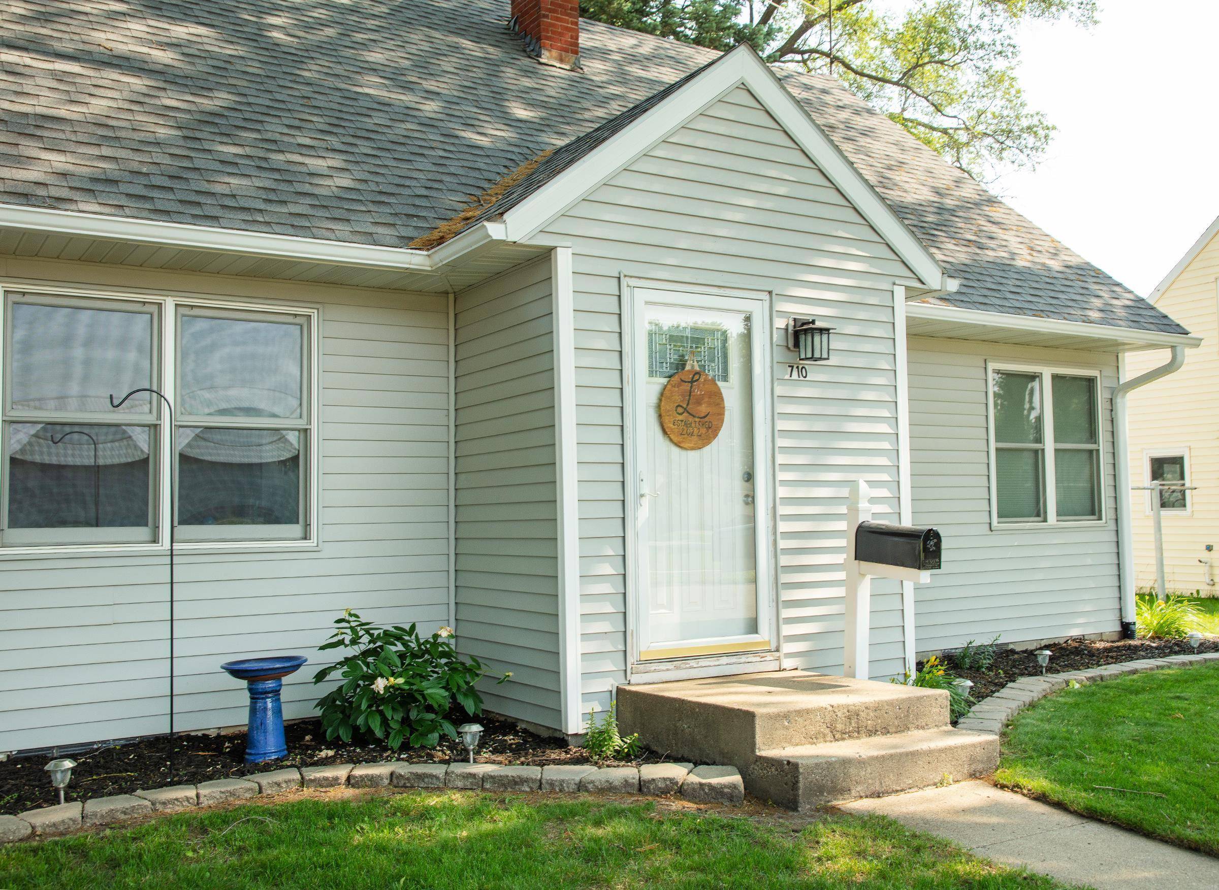 Waverly, IA 50677,710 SW 4th AVE