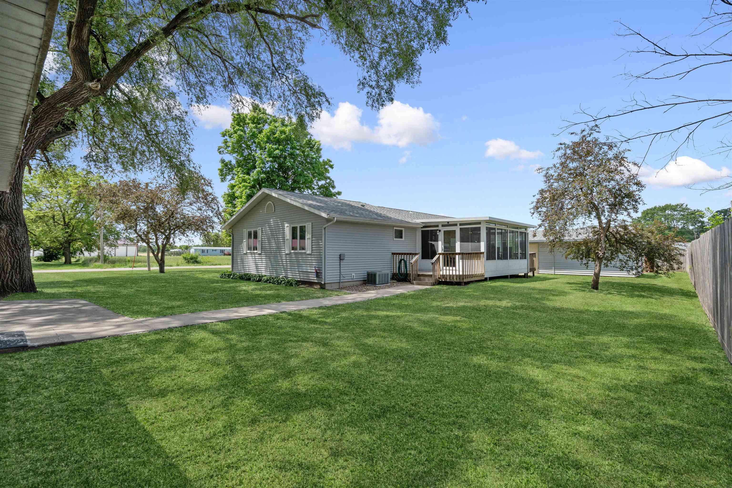Quasqueton, IA 52326,511 E Cedar Street