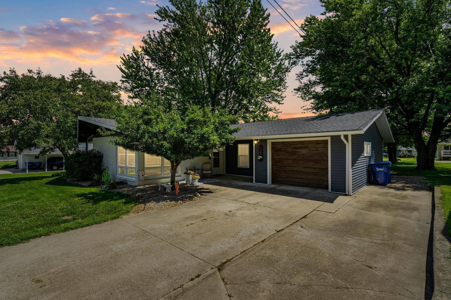 Independence, IA 50644,809 8th St NW