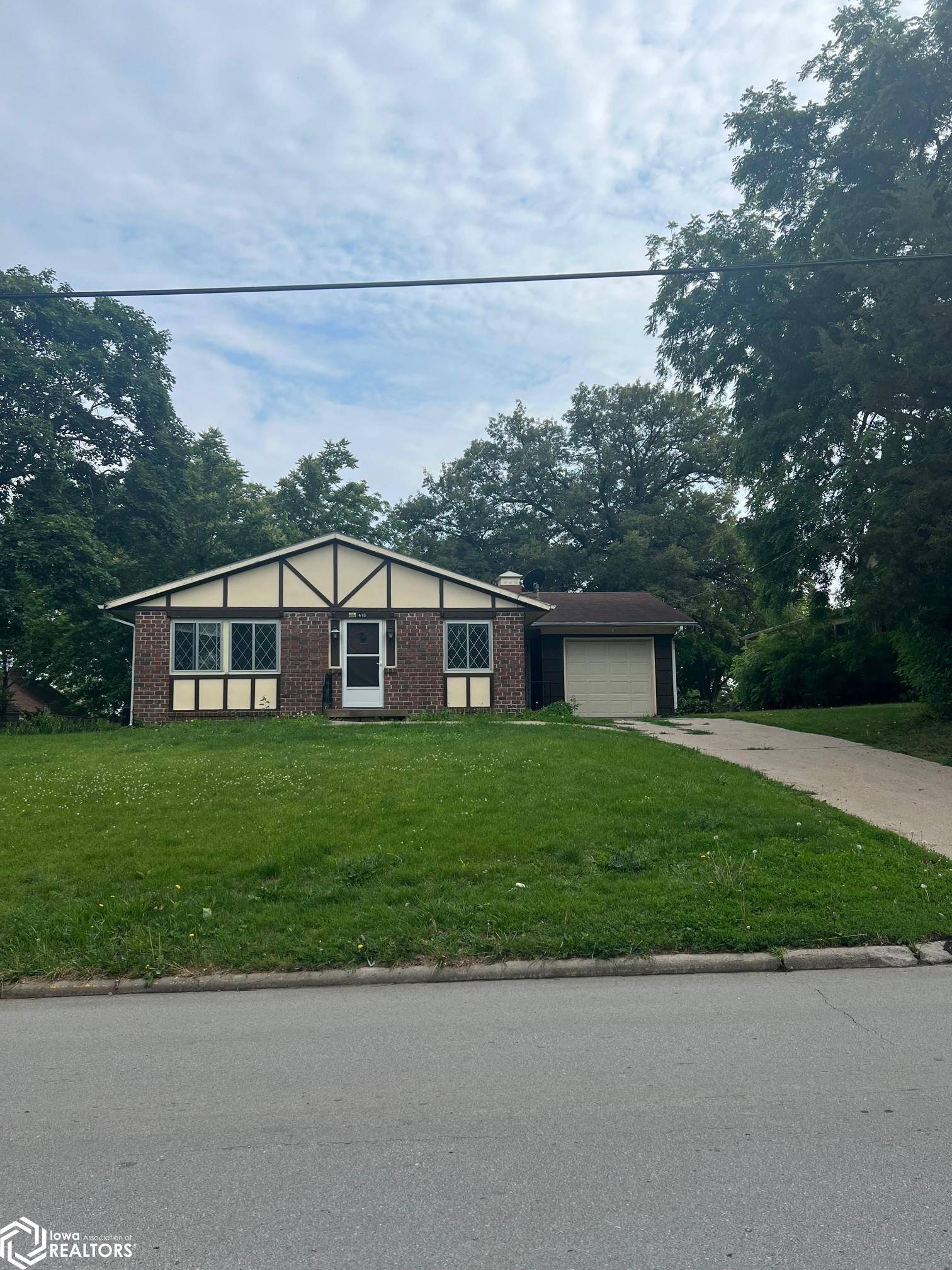 Clarinda, IA 51632,410 W State St