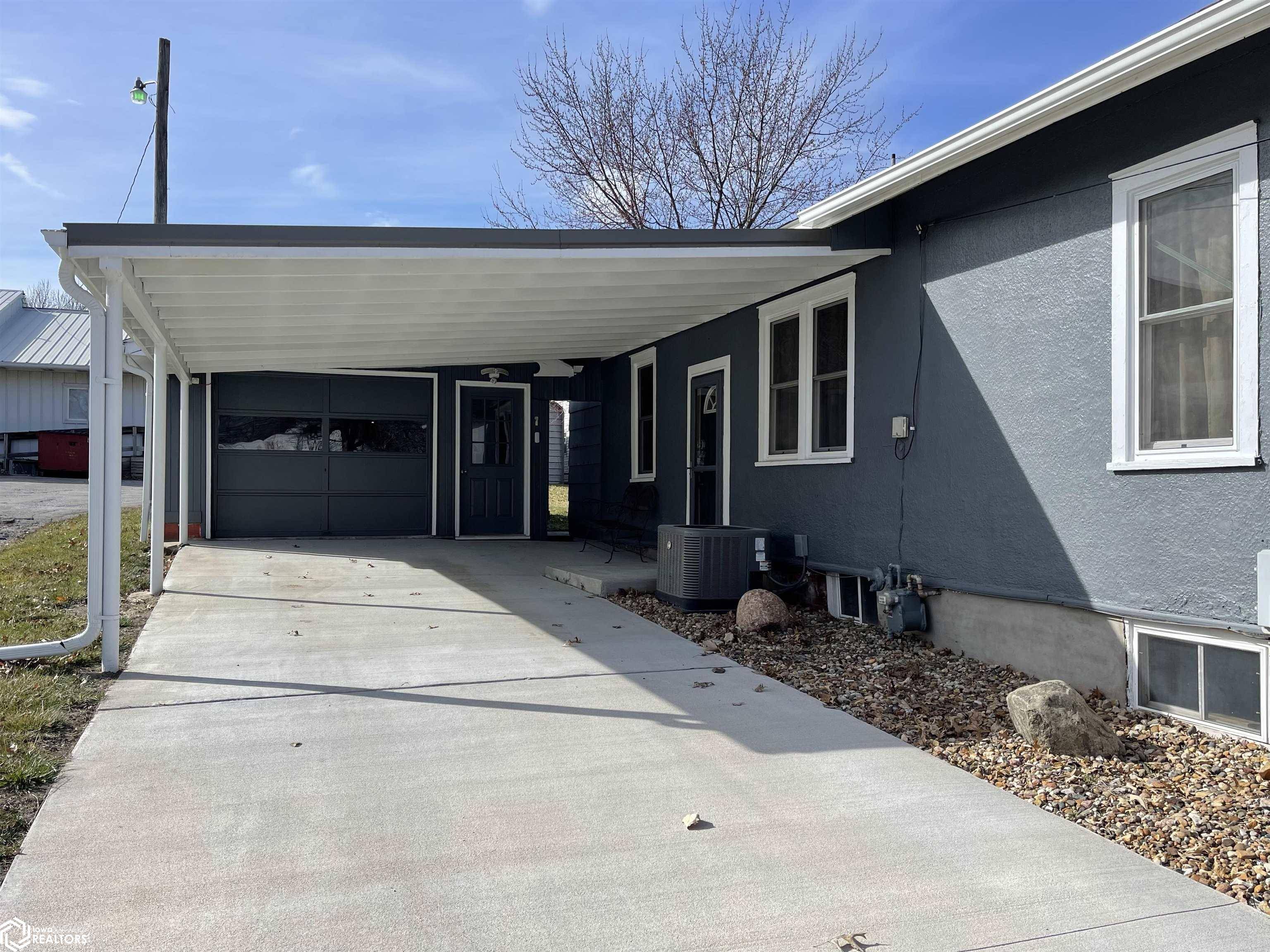 Centerville, IA 52544,512 N Main St
