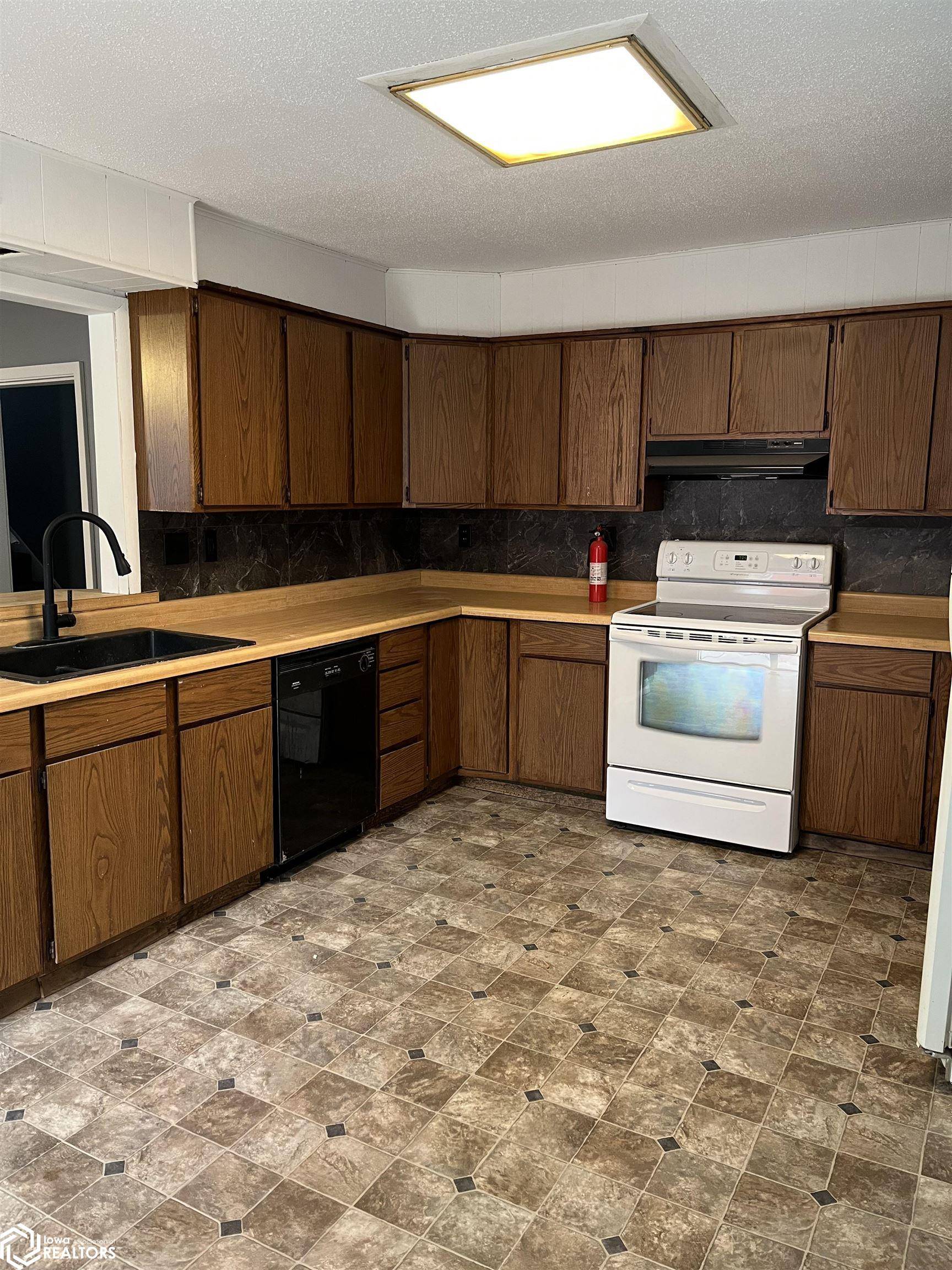 Burlington, IA 52601,432 May Ave