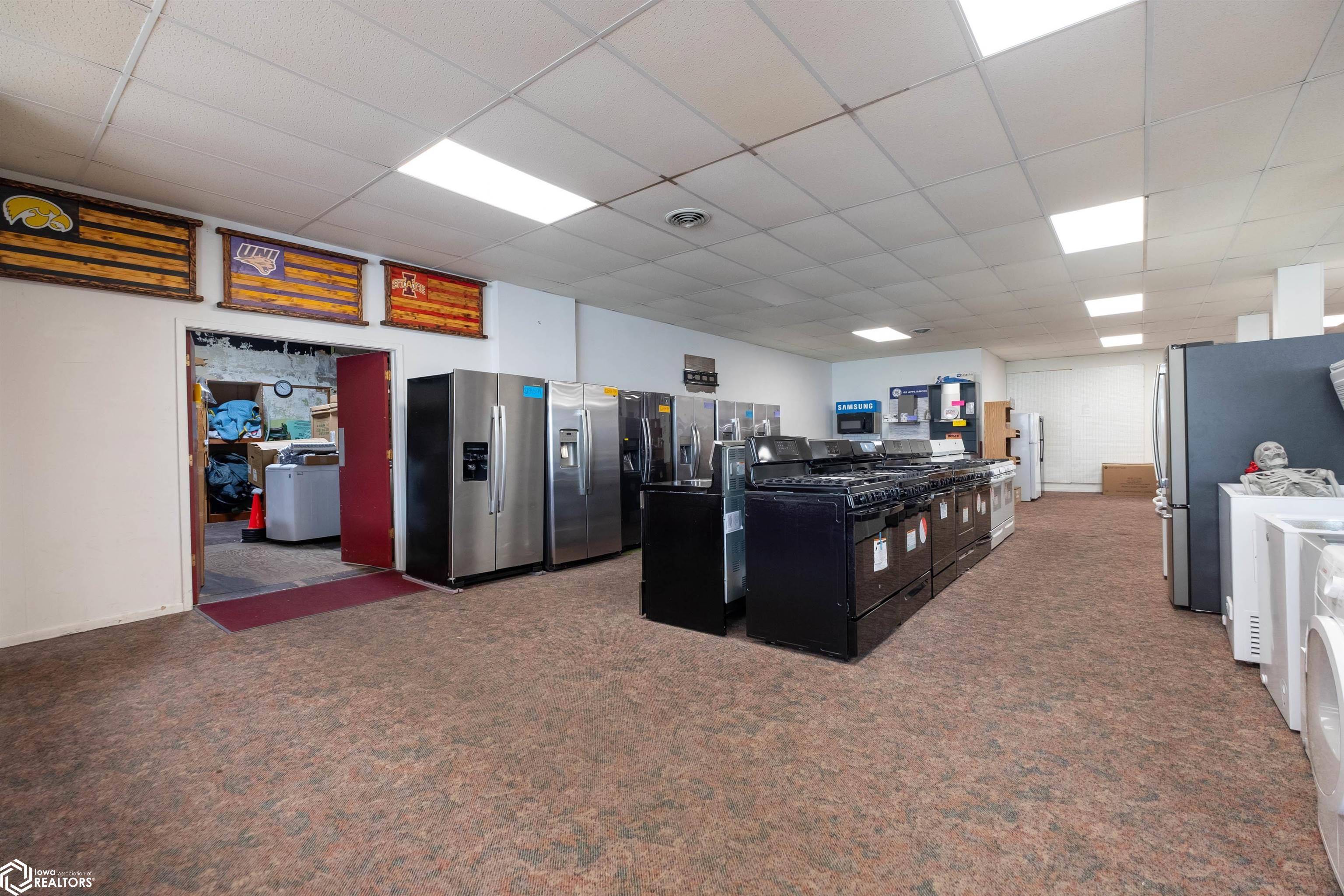 Marshalltown, IA 50158,15 S Center St