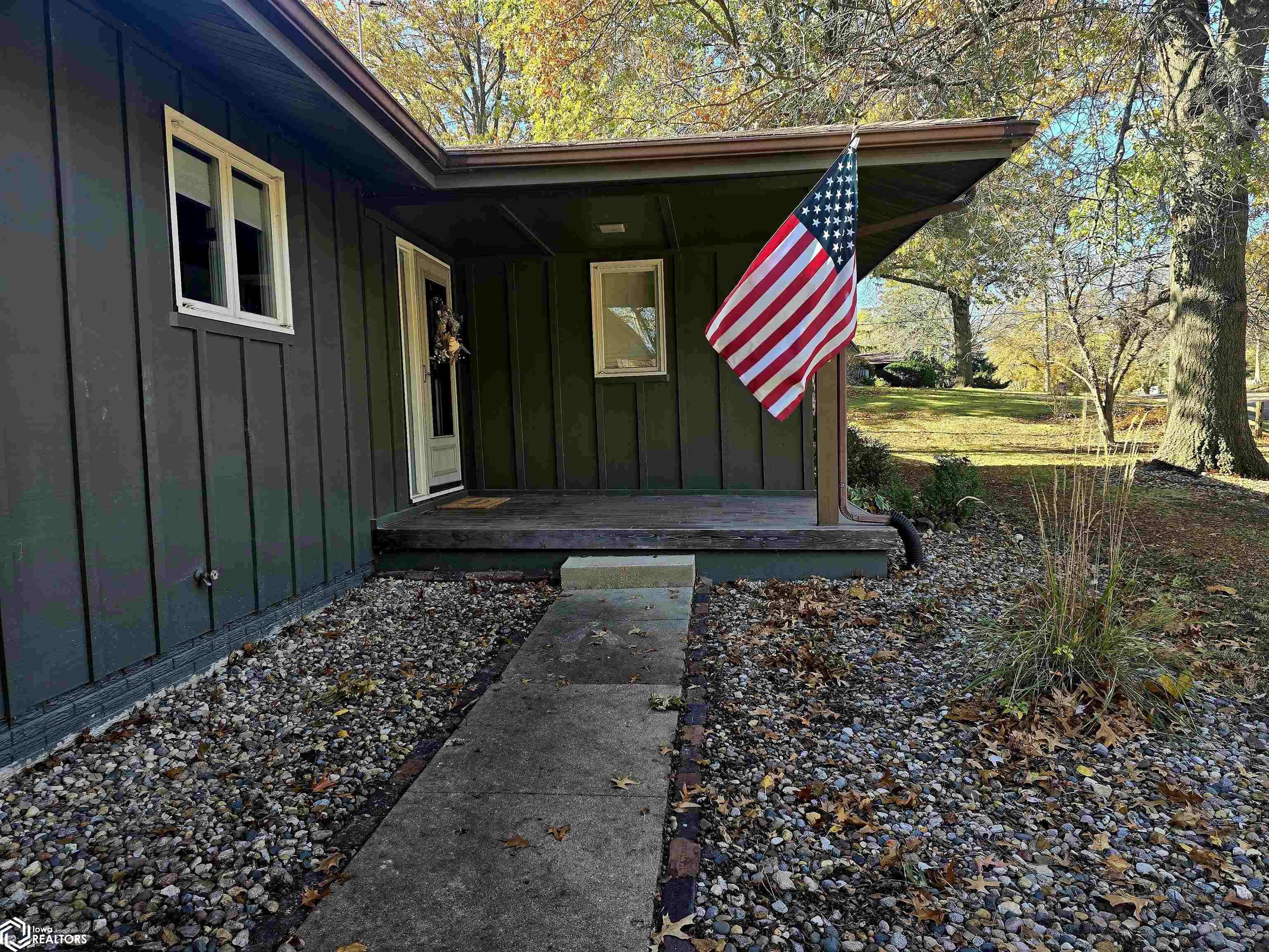 Oskaloosa, IA 52577-4221,1702 B Ave E