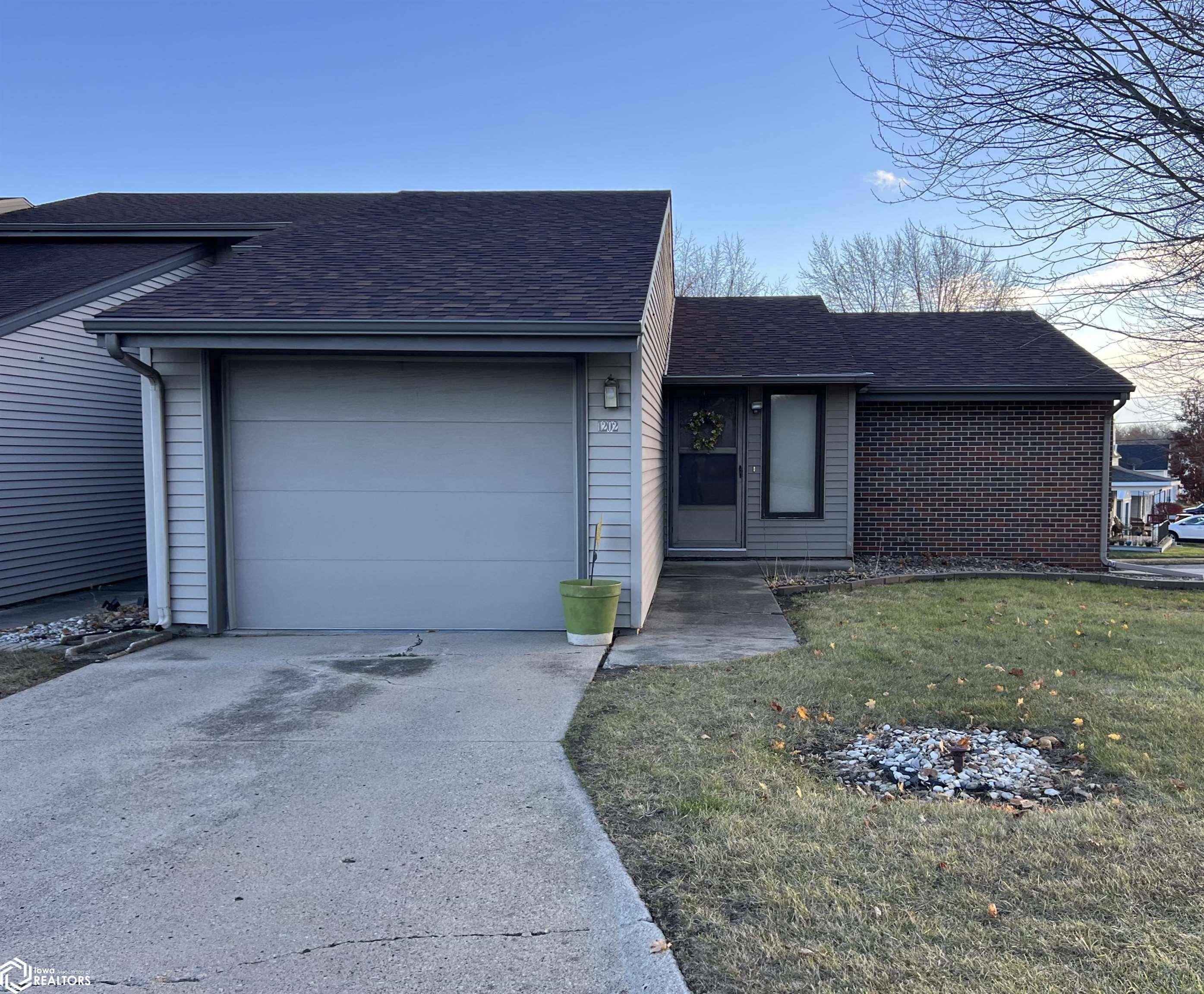 Carroll, IA 51401,1202 N Clark St