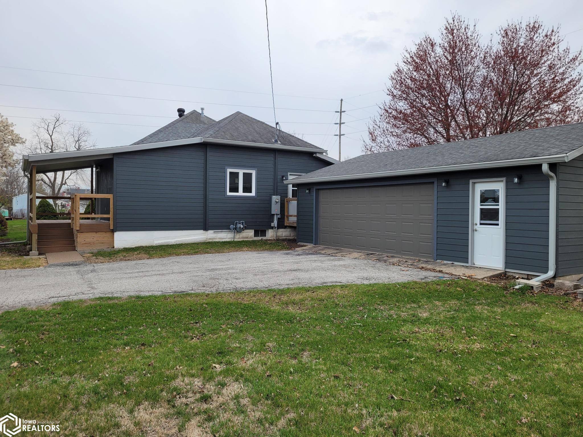 Sigourney, IA 52591,308 E Jackson St