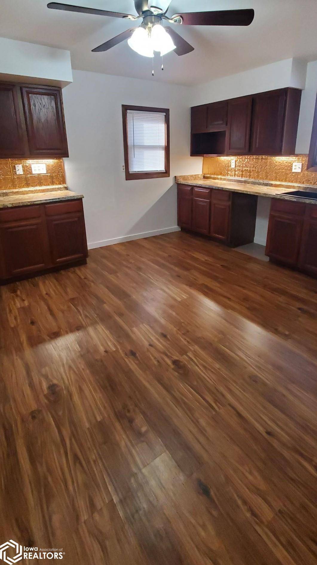 Holstein, IA 51025,103 N Altona St