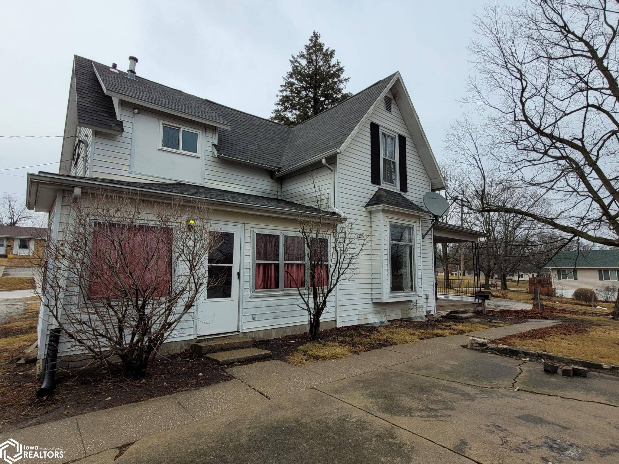 Sigourney, IA 52591,104 S West St
