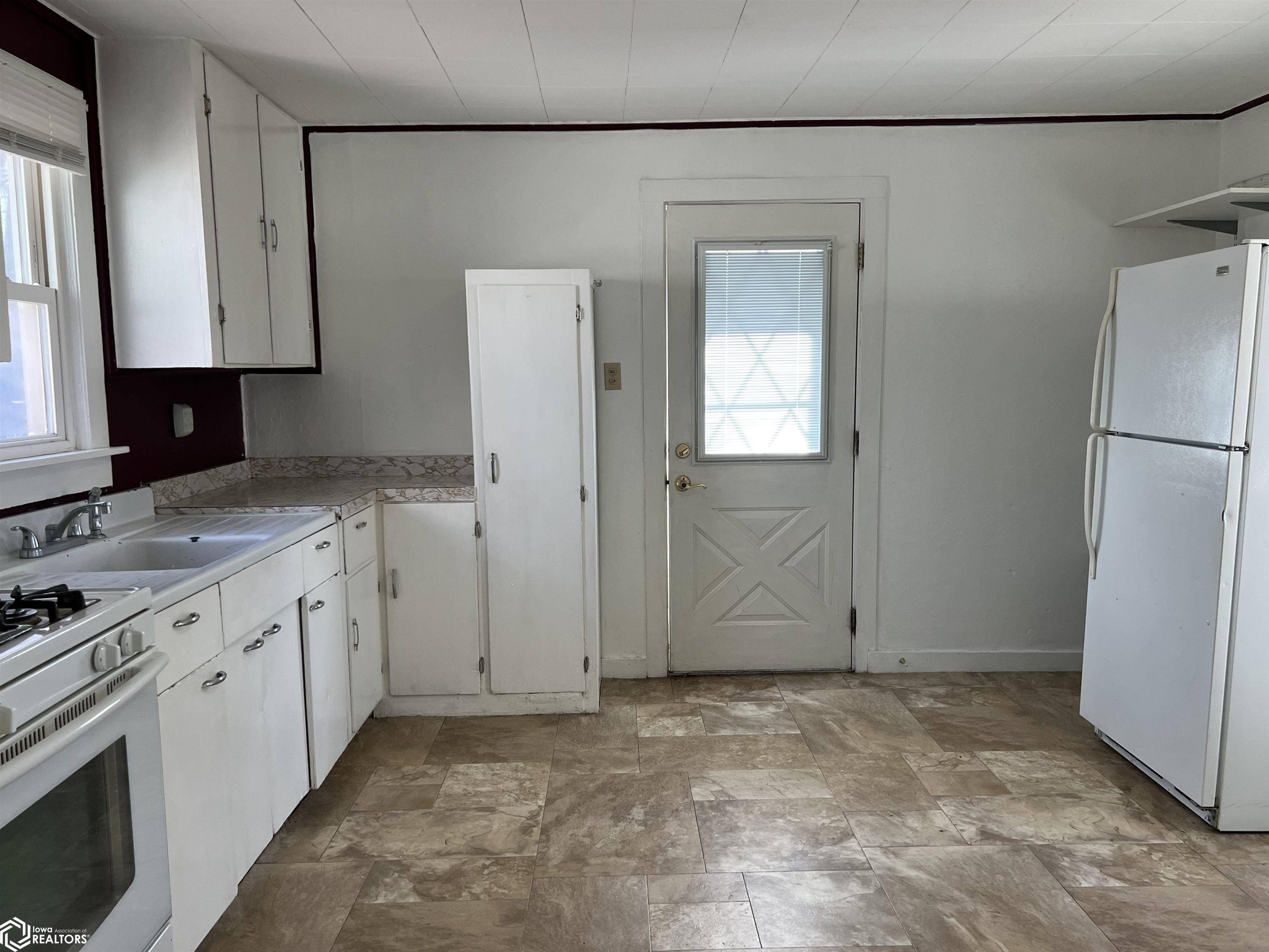 Carroll, IA 51401,114 S West St