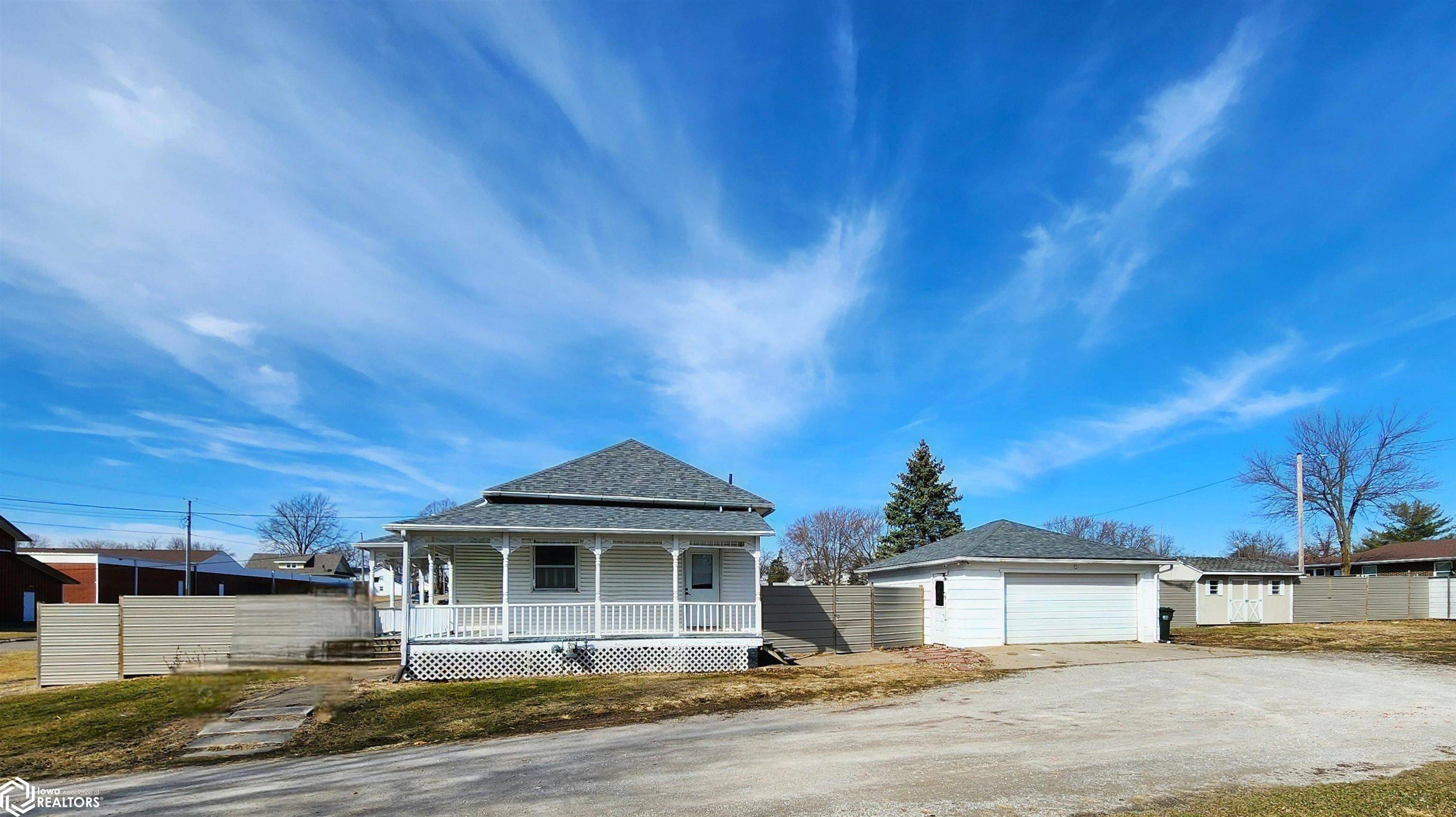 Corydon, IA 50060,511 E State St