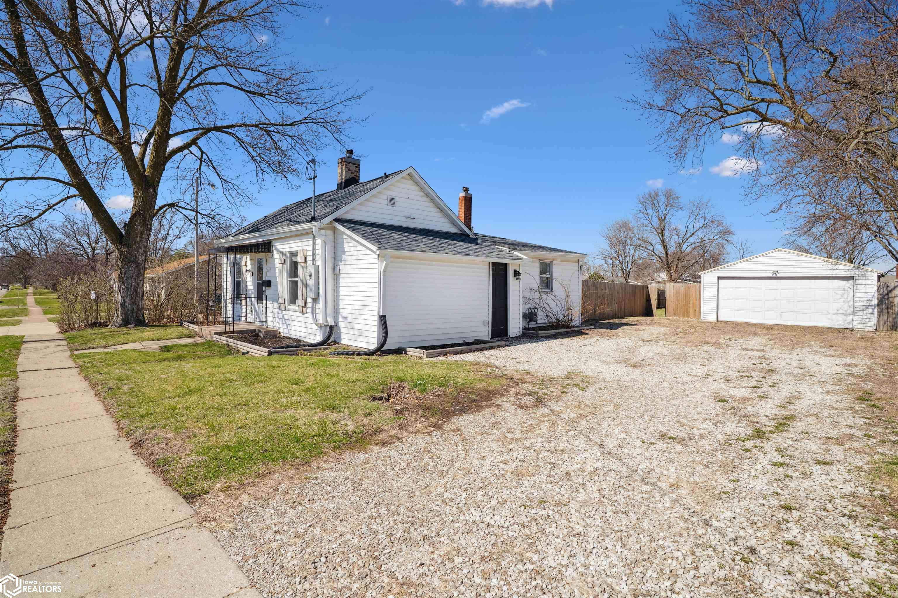 Mount Pleasant, IA 52641,907 E Monroe St