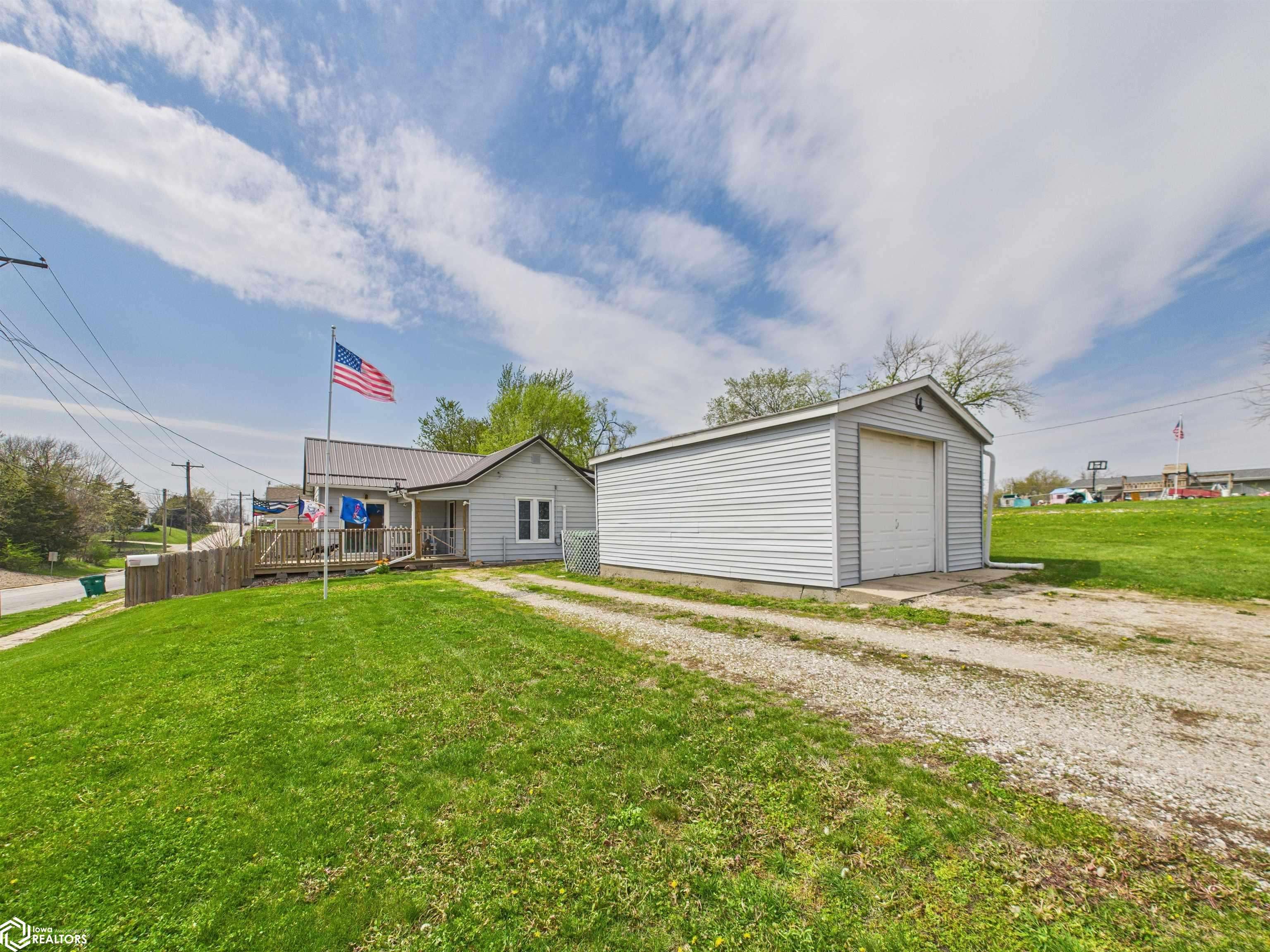 Bloomfield, IA 52537,804 W Jefferson St