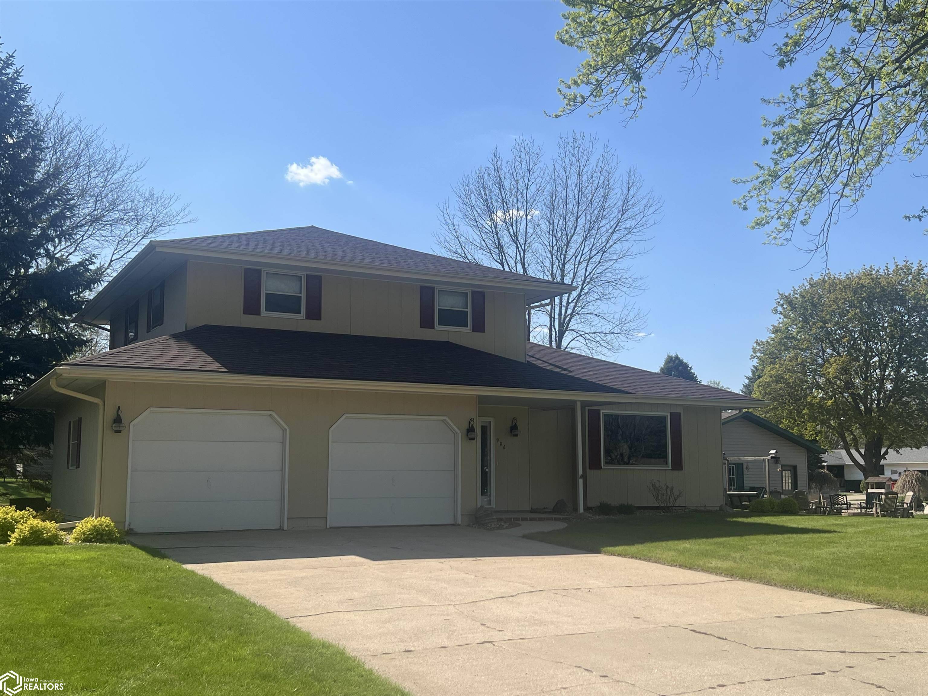Humboldt, IA 50548,906 11th St SW