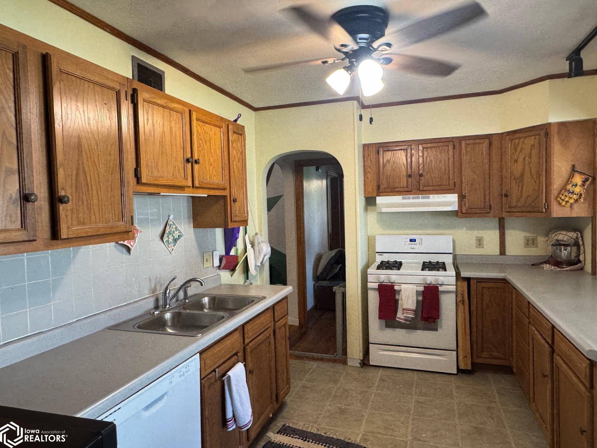Marshalltown, IA 50158,916 S 8th Ave