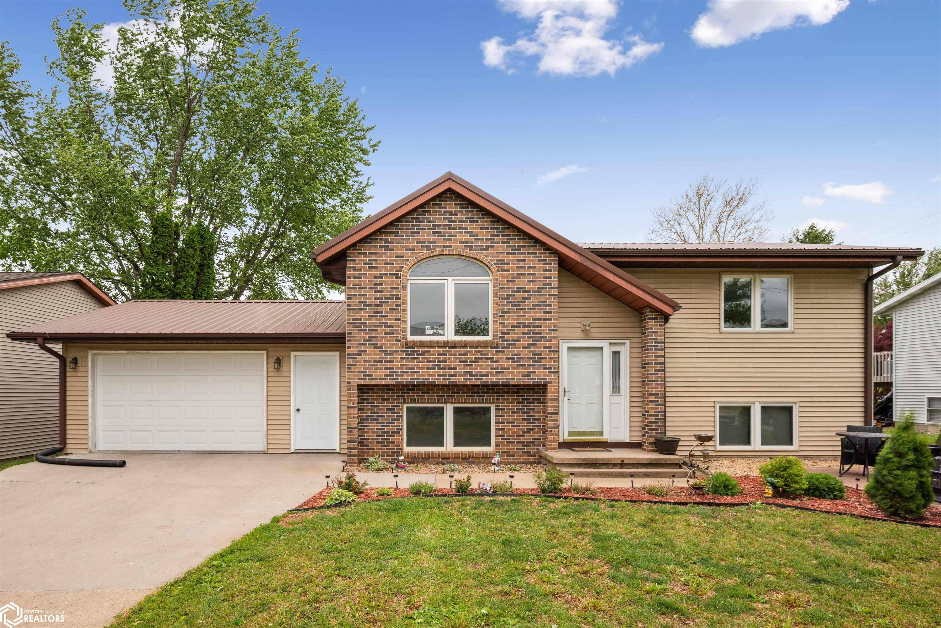 Brooklyn, IA 52211,607 E Pershing Dr