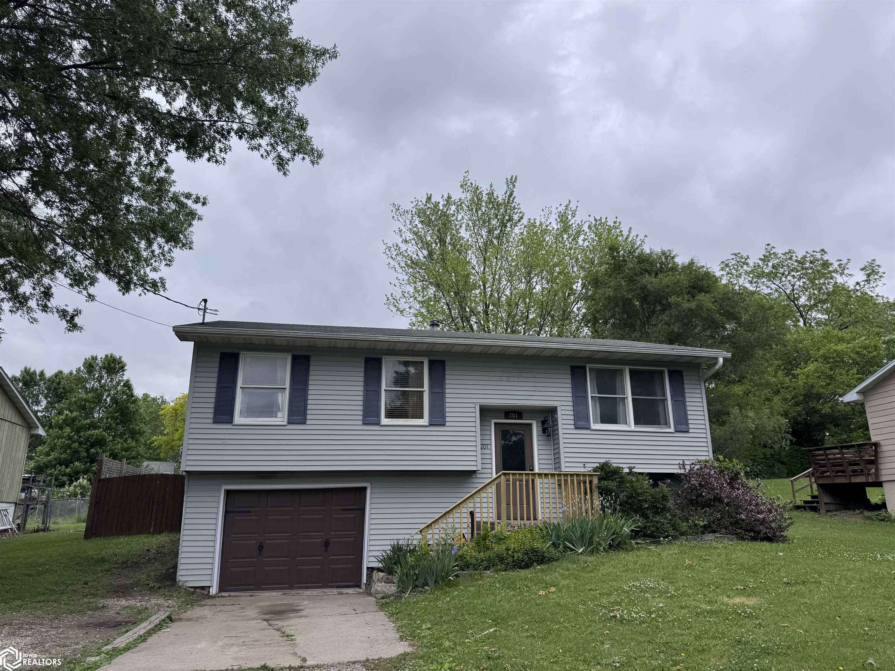 Fairfield, IA 52556,201 Glasgow Rd
