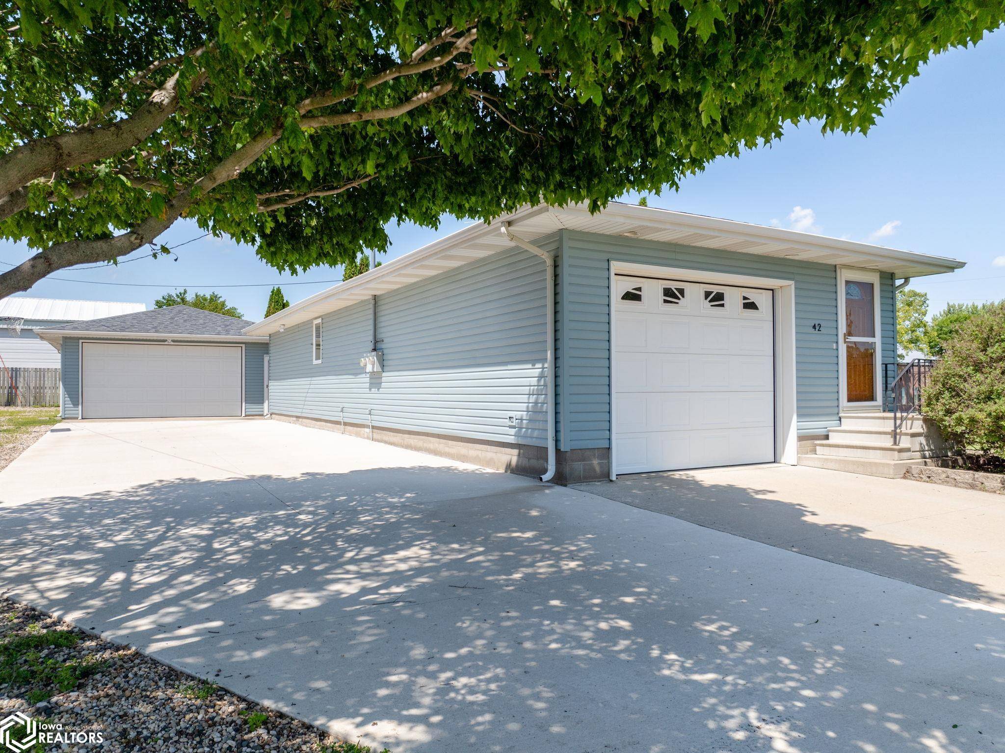 Mason City, IA 50401,42 33rd St SE