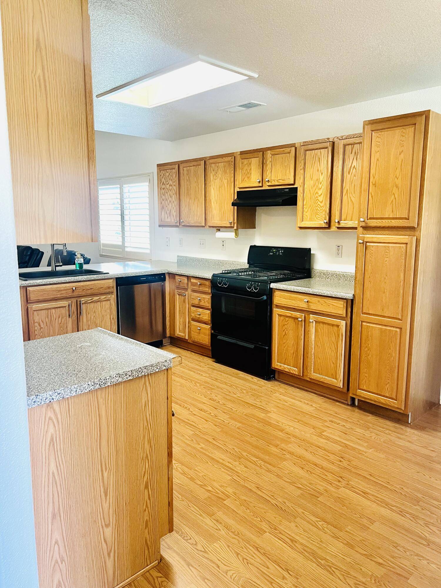 Visalia, CA 93292,208 N Manzanita Street