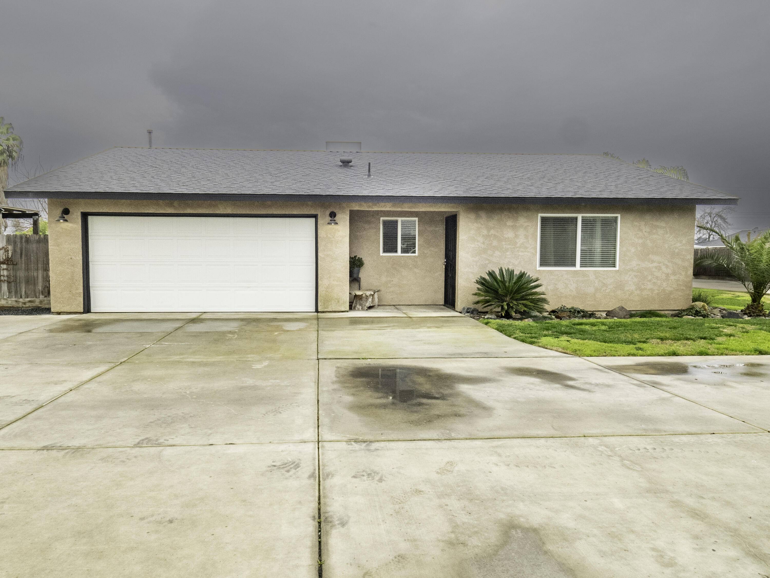 Ivanhoe, CA 93235,15884 Jasmine Avenue #C