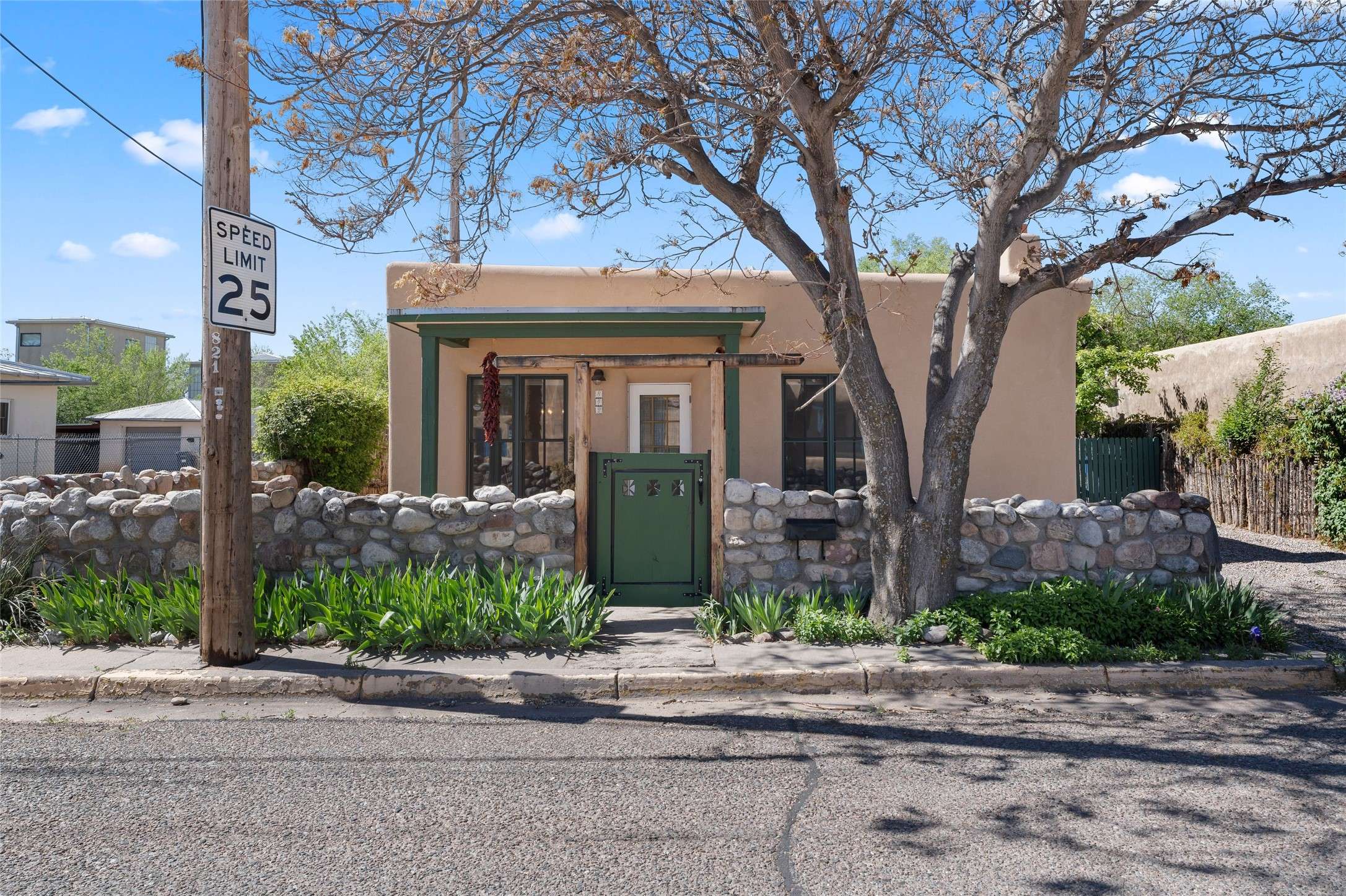 Santa Fe, NM 87501,842 W Manhattan AVE