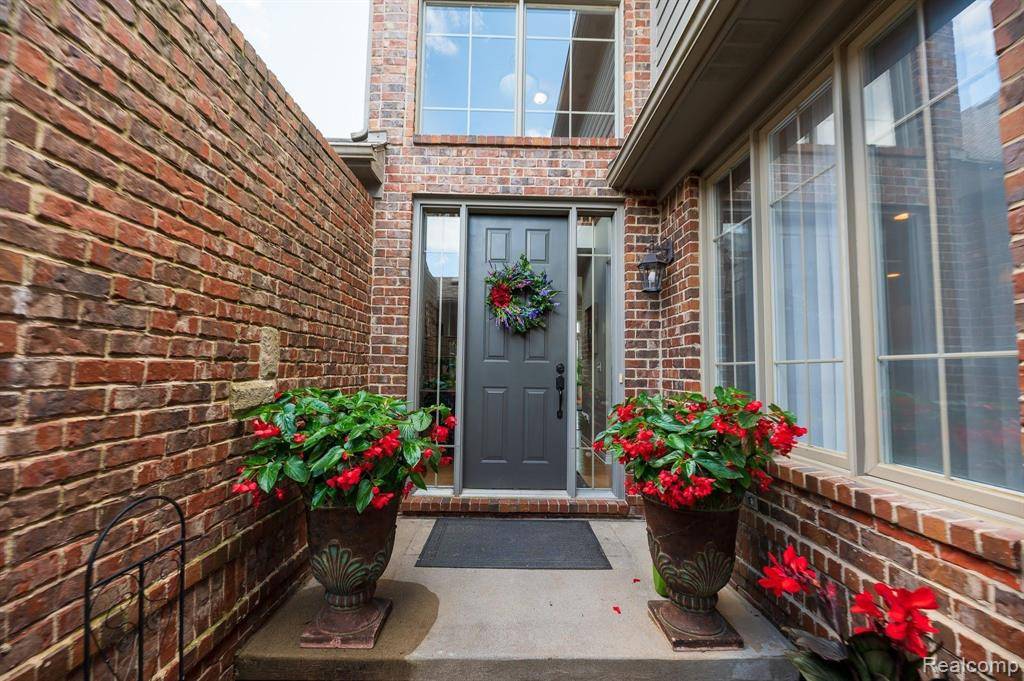 South Lyon, MI 48178,10822 SPARKLING WATERS Court