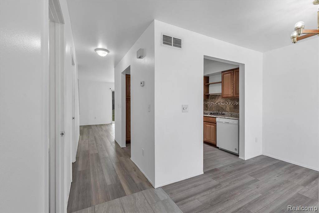 Southgate, MI 48195,17565 RALEIGH SQUARE Drive