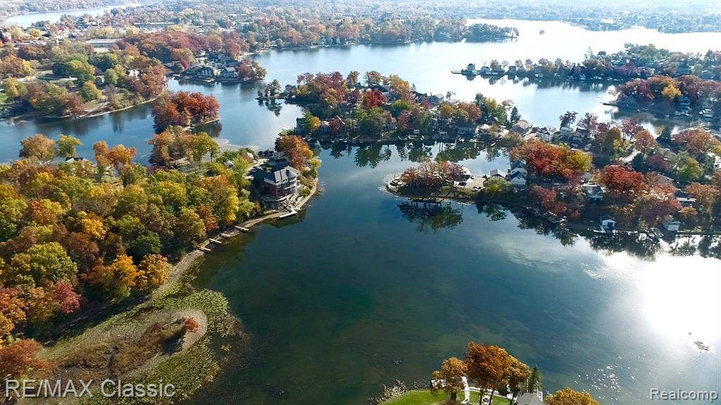 Lake Orion, MI 48362,512 FERNHURST Court