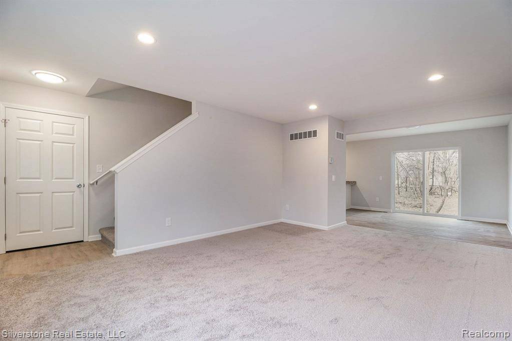 Southfield, MI 48033,25203 DUNBAR Street