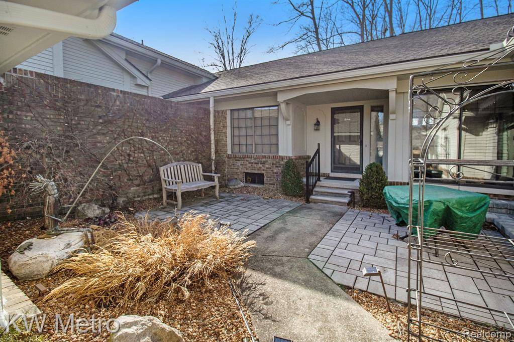West Bloomfield, MI,6986 PEBBLECREEK WOODS Drive