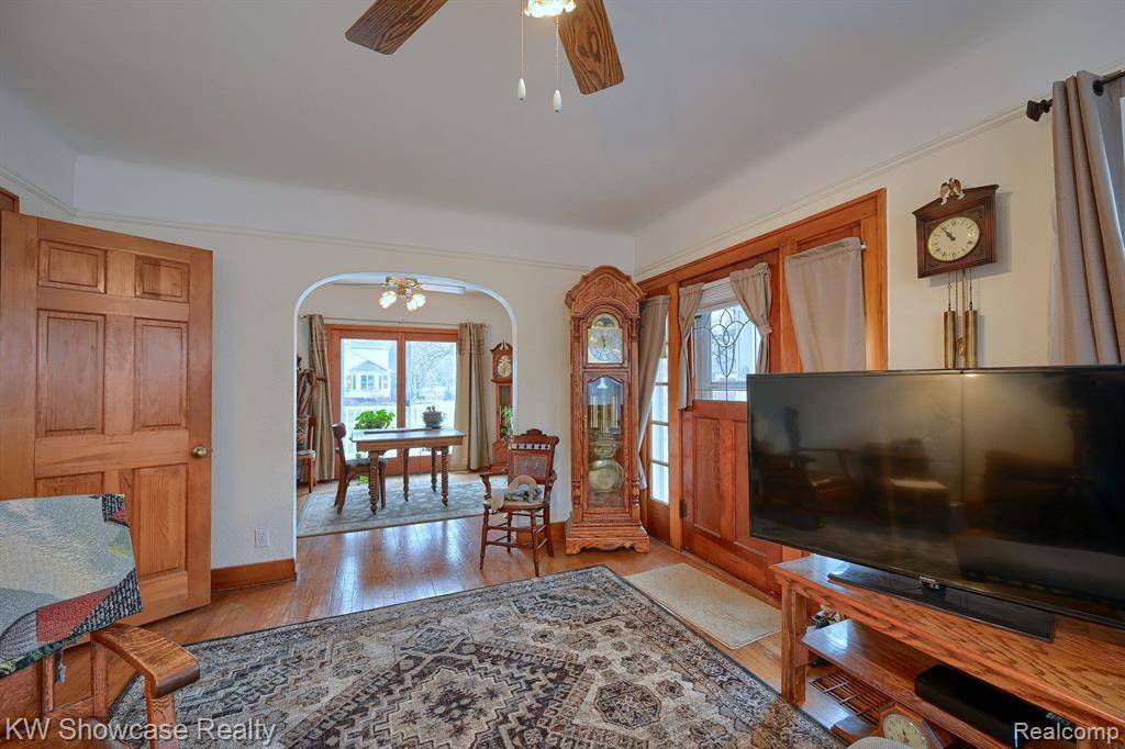 Waterford, MI 48328,89 CLIVE Avenue