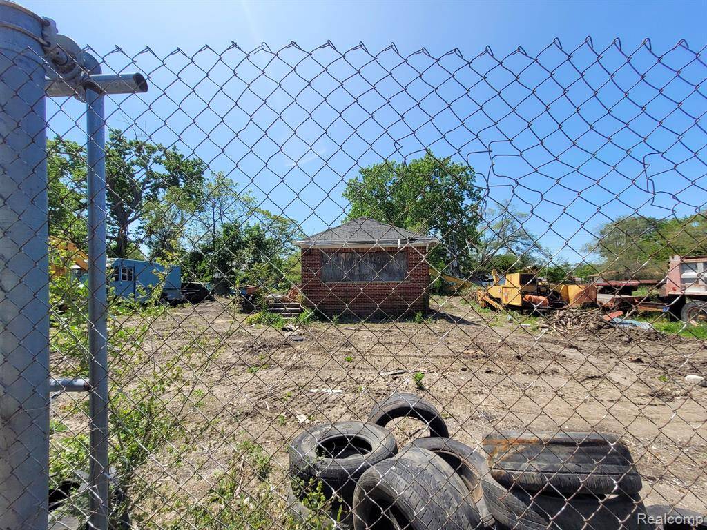 Detroit, MI 48212,17911 DEQUINDRE Street