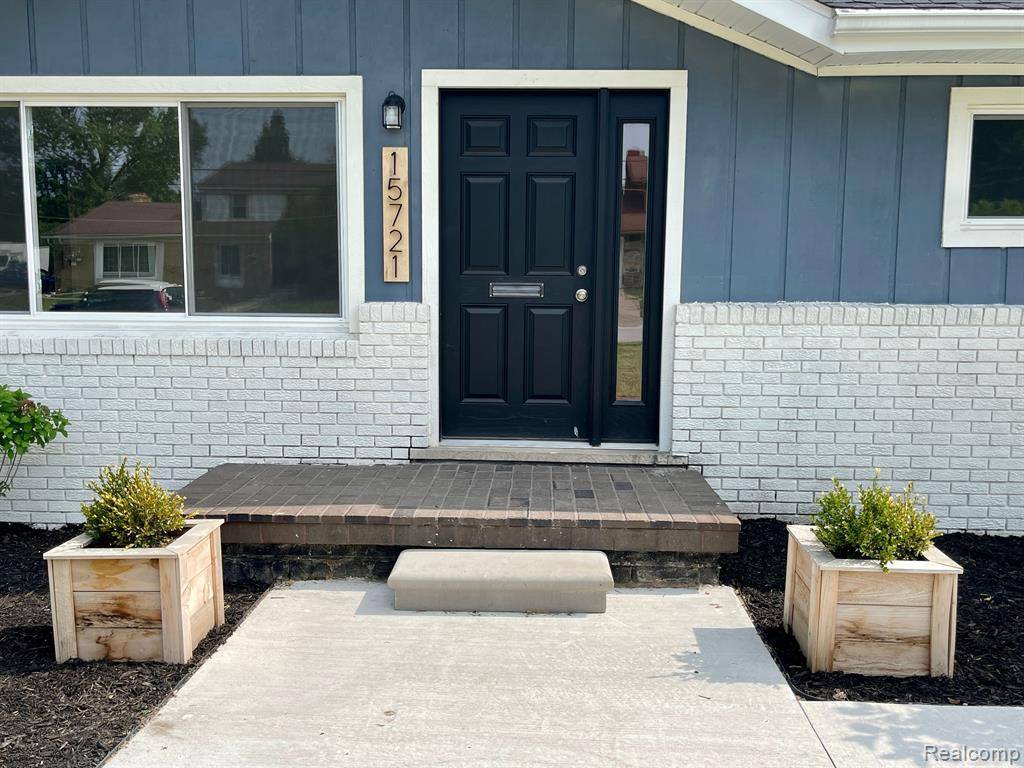Allen Park, MI 48101,15721 BELLAIRE Avenue