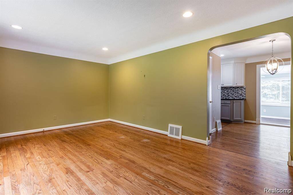Allen Park, MI 48101,15580 OCEANA Avenue