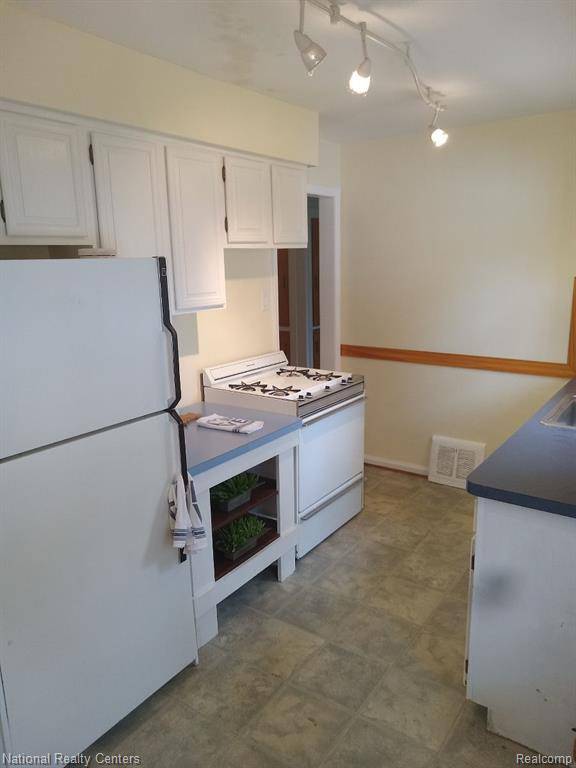 Redford, MI 48240,17161 BEECH DALY Road
