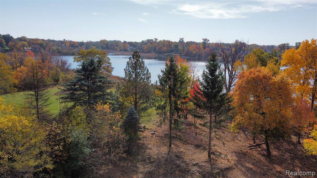 Bloomfield Hills, MI 48302,2717 TURTLE SHORES Drive