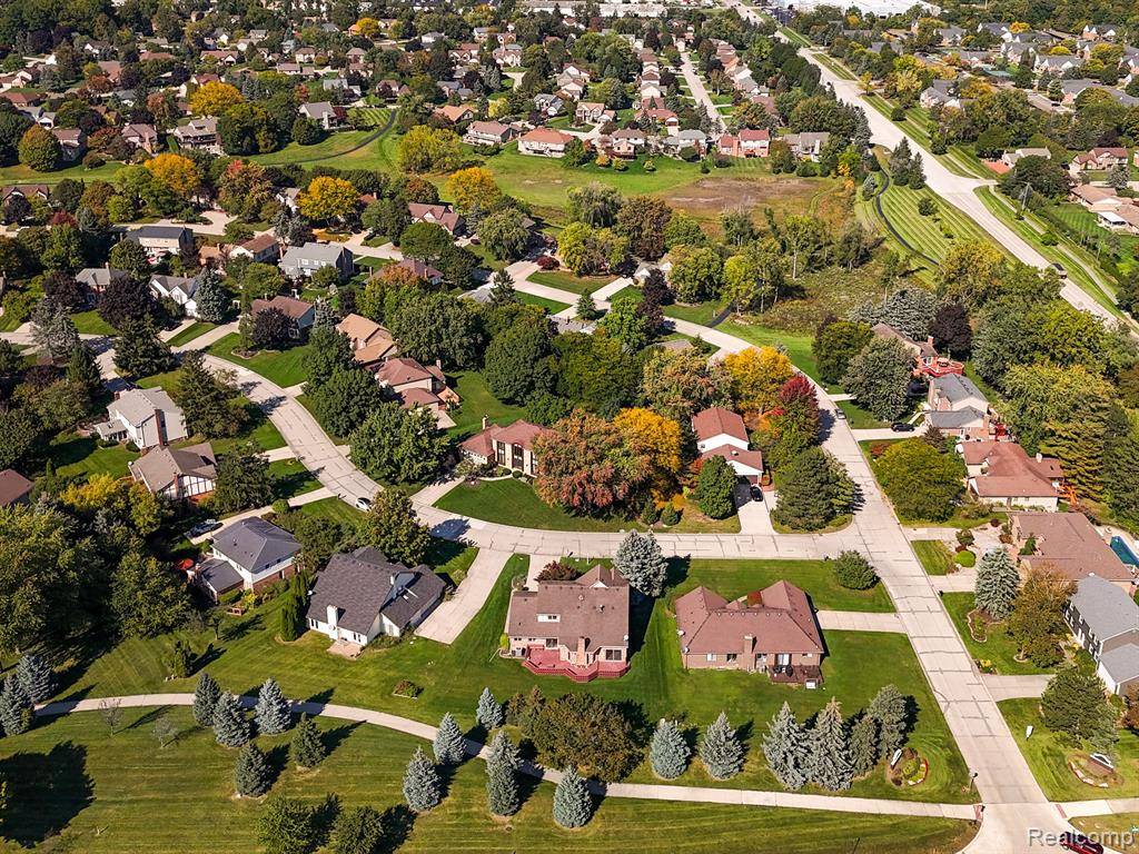 Farmington Hills, MI 48335,37477 BAYWOOD Drive