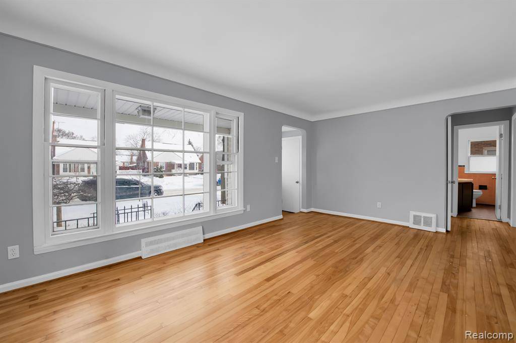 Dearborn Heights, MI 48127,8651 HAZELTON Street