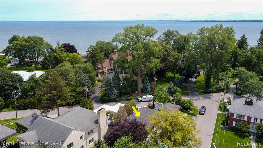 Grosse Pointe Park, MI 48230,15832 WINDMILL POINTE Drive