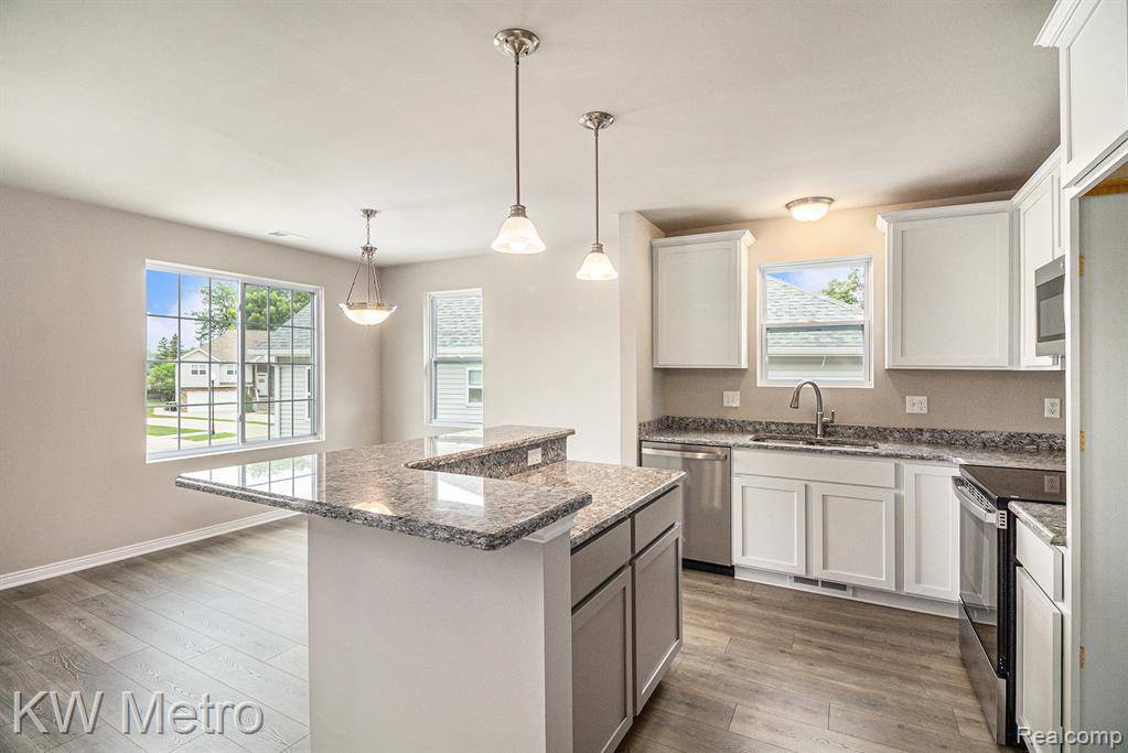 Fenton, MI 48430,185 WHISPERING PINES Drive