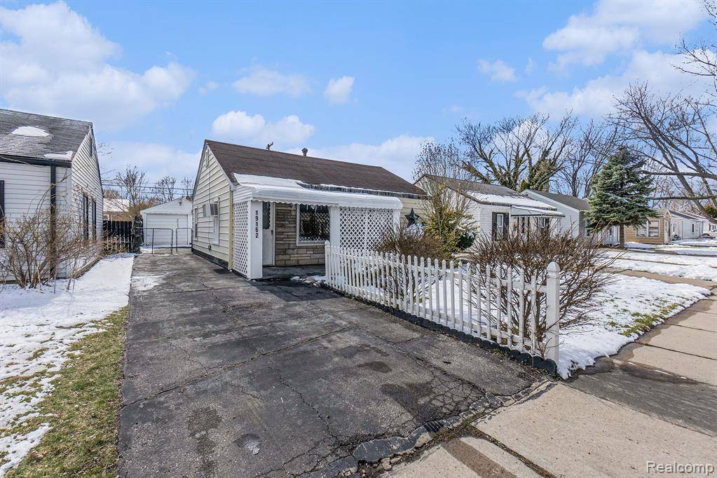 Harper Woods, MI 48225,19162 ROSCOMMON Street