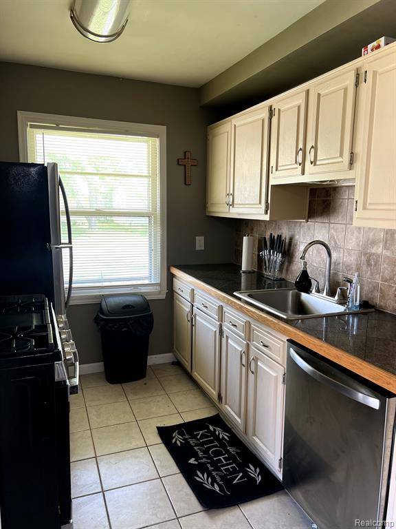 Redford, MI 48240,19997 CENTRALIA