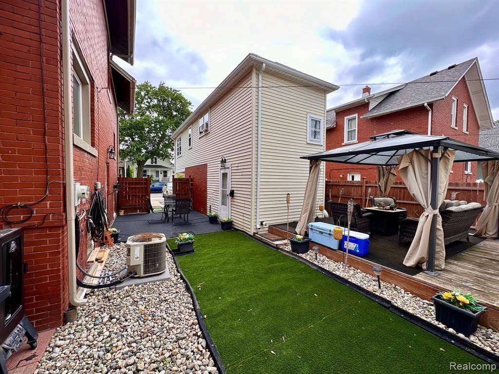 Wyandotte, MI 48192,261 Spruce