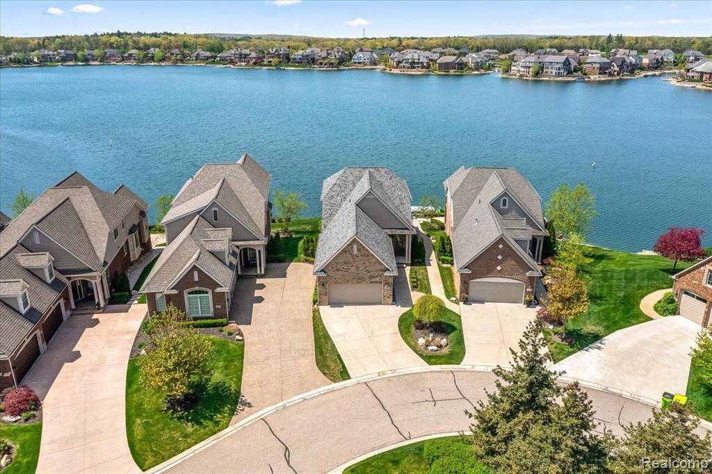 South Lyon, MI 48178,10744 WATERFALL Court
