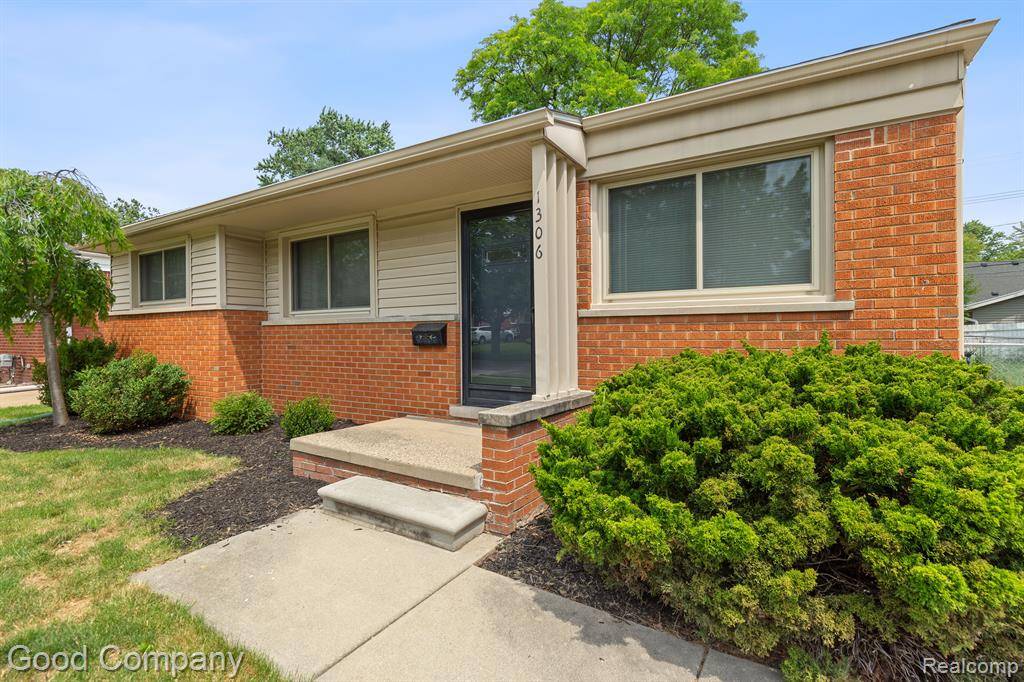 Royal Oak, MI 48073,1306 HICKORY Avenue
